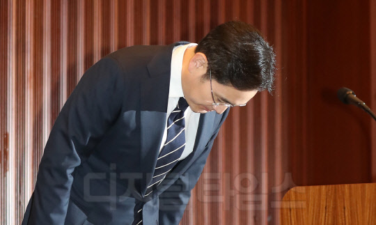 이재용 삼성전자 부회장이 지난달 6일 오후 서울 서초구 삼성전자사옥 다목적홀에서 삼성승계 과정과 관련한 '대국민 사과문'을 직접 발표하고 고개를 숙이고 있다.   이슬기기자 9904sul@